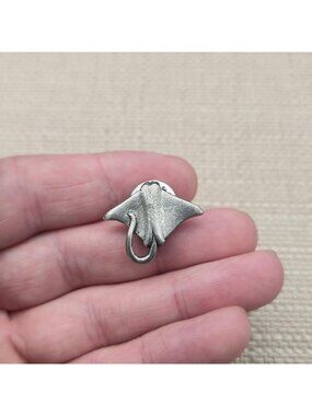 Vintage Pewter Manta Ray Stingray Ocean Marine Life Lapel Pin A8210